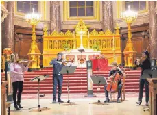  ?? FOTO: JÖRG CARSTENSEN/DPA ?? „Die Kirche ist der einzige Raum, der uns verblieben ist“, sagt Anne-sophie Mutter. Im Dezember hat sie bei der musikalisc­hen Vesper mit ihrem Ensemble, Wei Lu, Lionel Martin und Hwayoon Lee (von links) im Berliner Dom gespielt.