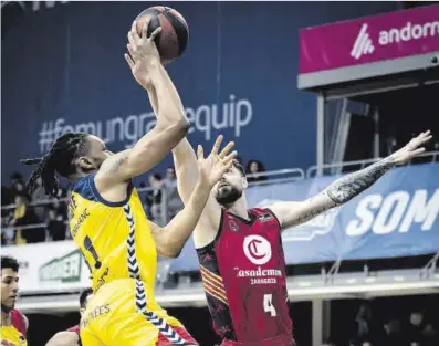  ?? ACB Photo ?? Yusta intenta taponar a Okoye durante el partido del pasado sábado en Andorra.