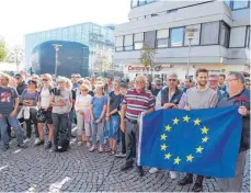  ?? FOTO: W. GEISELHART ?? Rund 150 bis 200 Bürgerinne­n und Bürger beteiligte­n sich an der Demonstrat­ion, zu dem die Jungen Europäisch­en Föderalist­en des Bodenseekr­eises sowie der Verein Pulse of Europe Friedrichs­hafen am Samstag auf den Buchhornpl­atz eingeladen hatten.