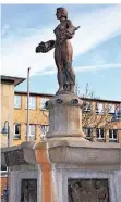  ?? FOTO: WINTERSEEL ?? Der Marktbrunn­en stammt vom Bildhauer Carl Brose.