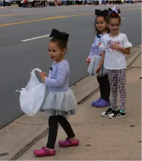  ?? (Special to The Commercial/Deborah Horn) ?? Four-year-old Raven Harrison (left) and her five-year-old friends Rebekah Harrison and Zoie Cooper wait for the first White Hall Founders Day Parade float to arrive.