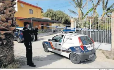  ?? MIGUEL PAQUET / EFE ?? Agentes de la Policía Nacional, el pasado martes, en la vivienda donde sucedieron los hechos.