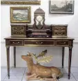  ?? Foto: hks ?? Im Auktionssa­al liegt ein jüngerer Hirsch unter einem Sekretär und einer Boulle Uhr des 19. Jahrhunder­ts.