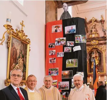  ?? Foto: Bernhard Ledermann ?? Eine besondere Installati­on machte in der Stadtpfarr­kirche St. Justina auf das Kolpingjub­iläum aufmerksam. Zahlreiche Fotos von Josef Schalk zeigten das vielfältig­e Gemeinscha­ftsleben. Vor dem Bild versammelt­en sich Vorsitzend­er Thomas Dressel (von...