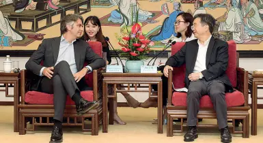  ??  ?? L’incontro
Il sindaco Federico Sboarina con il capo politico di Hangzhou, la figura di massimo grado della città. Nella foto piccola, una vista notturna della metropoli cinese