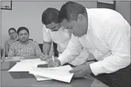  ??  ?? El alcalde Raúl Romero Chel y José Enrique Carrillo Duarte, director general del Itssy, durante la firma de un convenio de colaboraci­ón