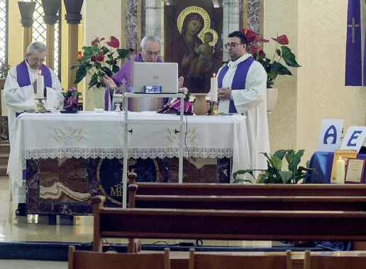  ?? (Foto Benvegnù) ?? Via della Camillucci­a
La parrocchia Santa Maria Mater Dei in via della Camillucci­a con la messa senza fedeli e in diretta streaming