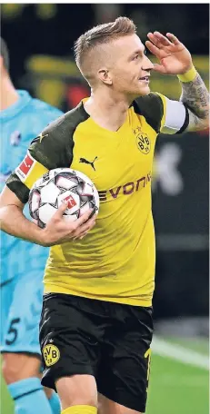  ?? FOTO: INA FASSBENDER/DPA ?? Marco Reus bejubelt das 1:0 per Elfmeter gegen den SC Freiburg am 13. Spieltag der Saison 2018/19.