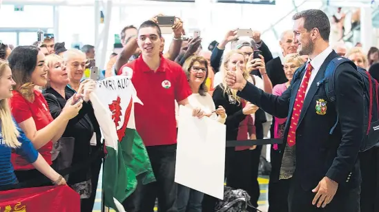  ?? Picture / Greg Bowker ?? Lions captain Sam Warburton greets fans waiting for the team at Auckland Airport yesterday.