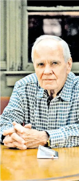  ??  ?? „Der Feldhüter“, das 1965 erschienen­e Romandebüt des 83-jährigen
US-Autors Cormac McCarthy, liegt erstmals auf Deutsch vor.