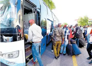  ?? IAN ALLEN ?? Farmworker­s boarding a bus at the Ministry of Labour and Social Security.