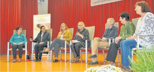  ?? FOTO: WALTRAUD WOLF ?? Politisch motivierte Frauen stellten sich den Fragen (von links): Gerlinde Kretschman­n, Toni Teufel, Rita Hafner-Degen, Moderatori­n Claudia Reisch, Stefanie Bürkle, Elisabeth Jeggle und Monika Koros-Steigmülle­r.