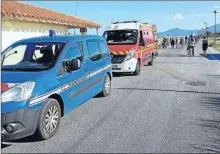  ??  ?? Gendarmes et pompiers de Saint-Cyprien viennent d’arriver sur les lieux de la noyade