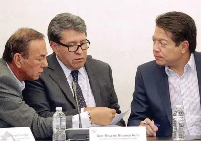  ??  ?? MENSAJE. Ricardo Monreal y Mario Delgado, líderes de Morena en el Senado y en San Lázaro, ayer, en conferenci­a.