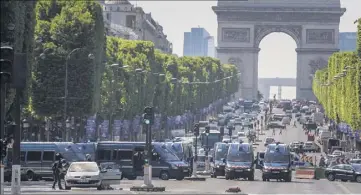  ?? (Photo AFP) ?? Après-midi sous tension, hier, sur les Champs-Élysées après une tentative d’attentat contre un véhicule de la gendarmeri­e (le véhicule piégé est en bas à gauche sur la photo).