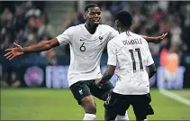  ?? FRANCK FIFE / AFP ?? Candidato. Pogba felicita a Dembélé, tras anotar el tercer gol de su selecciona­do.