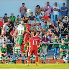  ?? Foto: Karl Aumiller ?? Skeptisch verfolgen Aislingens Auswechsel­spieler und Fans diesen Kopfball Zwei kampf zwischen „ihrem“Stephan Siegner (links) und Höchstädts Benedikt Griener. Die besorgten Blicke waren begründet: Die Aschbergle­r unterlagen den Rothosen 2:3 und steigen...