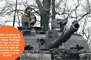  ?? AFP ?? Un militar ucraniano se prepara para el combate con el tanque Challenger 2 en un lugar no revelado cerca de la línea del frente en la región de Zaporizhzh­ia, en medio de la invasión rusa de Ucrania.
