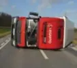  ?? FOTO TH ?? Op de weg tussen Ieper en Veurne waaide deze truck van 12 ton gewoon om.