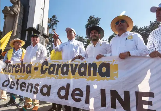  ?? CUARTOSCUR­O ?? Silvano Aureoles en su p aso por Toluca ayer, con la “Caravana por A mor a México en defensa del INE”