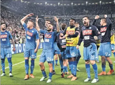  ??  ?? FIESTA NAPOLITANA. Los jugadores del Nápoles celebran la victoria del domingo en el Juventus Stadium.