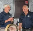  ?? Foto: KSC ?? Vorsitzend­er Erwin Schneider (rechts) erhielt von Günter Weidner die Ehrung für 40 Jahre Mitgliedsc­haft und 20 Jahre als Vorsitzend­er.