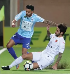  ??  ?? John Mintoff of Sliema Wanderers (L) is foiled by the challenge of Valletta's Italian midfielder Matteo Picciolo. Photo: Domenic Aquilina