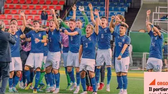  ??  ?? La felicità degli azzurri dell’Under 19 dopo la semifinale vinta contro la Francia