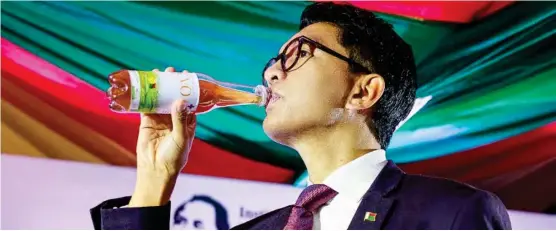  ??  ?? President Andry Rajoelina sipping Covid Organics (CVO) as preventive.