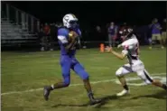  ?? NICHOLAS PFEIFER -— THE MONRING JOURNAL ?? Clearview’s Gee Newton secures a deep touchdown pass from quarterbac­k Anthony Terry against Brookside.