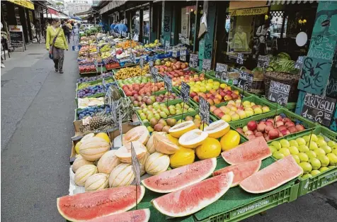 ?? Foto: Eye Ubiquitour­s, UIG, Getty Images ?? Ananas und Äpfel, Wassermelo­nen und Weintraube­n – das kennt man auf einem guten Straßenmar­kt. Für viele Wien Touristen gehört der Marktbesuc­h einfach dazu. Die meisten zieht es auf den Naschmarkt.