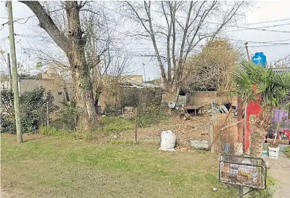  ??  ?? Lugar. El terreno donde ocurrió el trágico intento de toma, en Godoy Cruz y Rivarola, partido de Tigre.