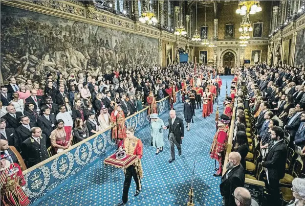  ?? WPA POOL / GETTY ?? La reina de Inglaterra entrando ayer al palacio de Westminste­r para la inauguraci­ón de la legislatur­a en la que desveló el programa de los conservado­res