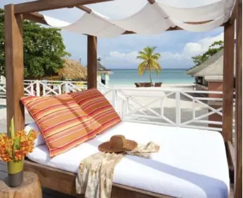  ?? AIR CANADA VACATIONS ?? Air Canada Vacations is offering several sun deals right now, including one for Sandals in Montego Bay.