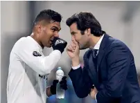  ?? Reuters ?? Real Madrid interim coach Santiago Solari gives instructio­ns to defender Casemiro. —