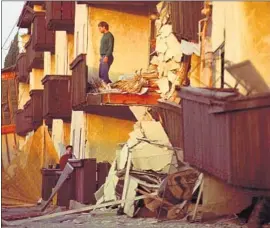  ?? Joel P. Lugavere Los Angeles Times ?? A MAN stands on the balcony of his apartment complex that was damaged in the San Fernando Valley during the 1994 Northridge earthquake.