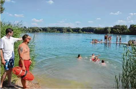  ?? Foto: Christian Mühlhause ?? Michael Dinkelmeie­r (links) und Manuel Brandt von der Wasserwach­t beobachten das Geschehen am Riedlinger Baggersee.