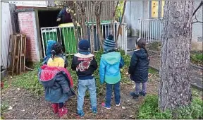  ??  ?? A l’école de la Pointe-d’Ivry, à Paris, les enfants apprennent à trier les déchets.