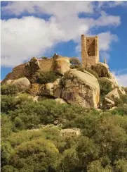  ??  ?? Le bellezze di Olbia e del suo territorio. In alto, la basilica di San Simplicio eretta su un tempio di origine romana tra Xi e XII secolo; sotto, la rocca di Pedres; nella pagina accanto, le ciclopiche tombe dei Giganti di Coddu Vecchiu.