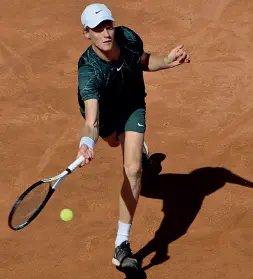  ?? (LasPresse) ?? Caparbietà Sinner in azione sulla terra rossa del Roland Garros prima di infortunar­si