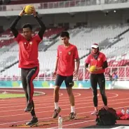  ?? CHANDRA SATWIKA/ JAWA POS ?? PERSIAPAN: Atlet lompat tinggi, dari kiri, Riski Ghusyafa, Ferdi Irsyad, dan Nadia Anggraini berlatih di SUGBK, Jakarta, kemarin.