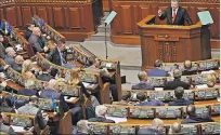  ?? VALENTYN OGIRENKO / REUTERS ?? Kiev. El presidente Petro Poroshenko durante la sesión parlamenta­ria.