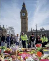  ??  ?? L’hommage aux victimes devant le palais de Westminste­r à Londres.