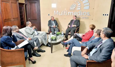  ??  ?? Los funcionari­os del Banco Agrícola conversaro­n ampliament­e ayer sobre temas diversos con el equipo de prensa del periódico elCaribe.
