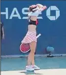  ??  ?? Alizé Cornet, cambiándos­e la camiseta