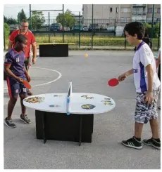  ??  ?? L’atelier crazy ping-pong sera de retour de même que les autres activités le jeudi 25 août au square des Peintres.