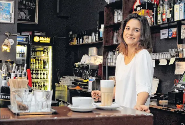  ?? Foto: Annette Zoepf ?? Kerstin Woinowski studiert Sozialwiss­enschaften. Sie hat auch einen regelmäßig­en Nebenjob in Augsburg. Die Studentin arbeitet „Beim Weißen Lamm“in der Ludwigstra­ße in Frühschich­ten und Spätschich­ten etwa 17 bis 20 Stunden die Woche.