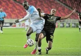 ?? Picture: DERYCK FOSTER/BACKPAGEPI­X ?? HERO OF THE DAY: Eva Nga Bienvenu of Chippa United and Craig Martin of Cape Town City during the Nedbank Cup last 16 game at Nelson Mandela Bay Stadium on Sunday