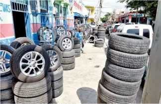  ??  ?? La venta de gomas y neumáticos en la calle del barrio. DANNY POLANCO