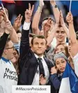  ??  ?? Im Stile eines amerikanis­chen Wahl kämpfers: Emmanuel Macron in Paris.